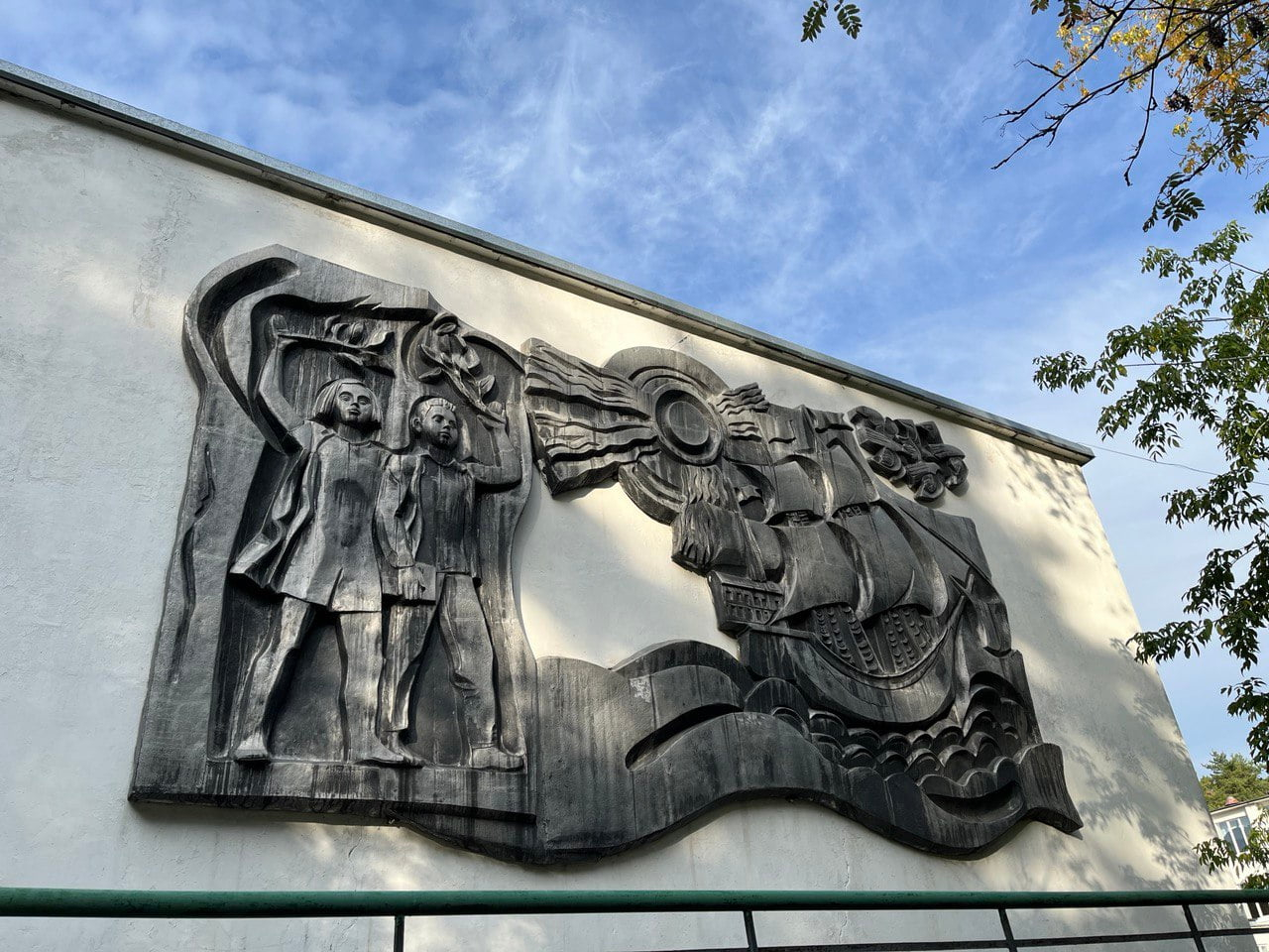 Деталь барельефа «По волнам» с изображением корабля на школе №2 в Протвино