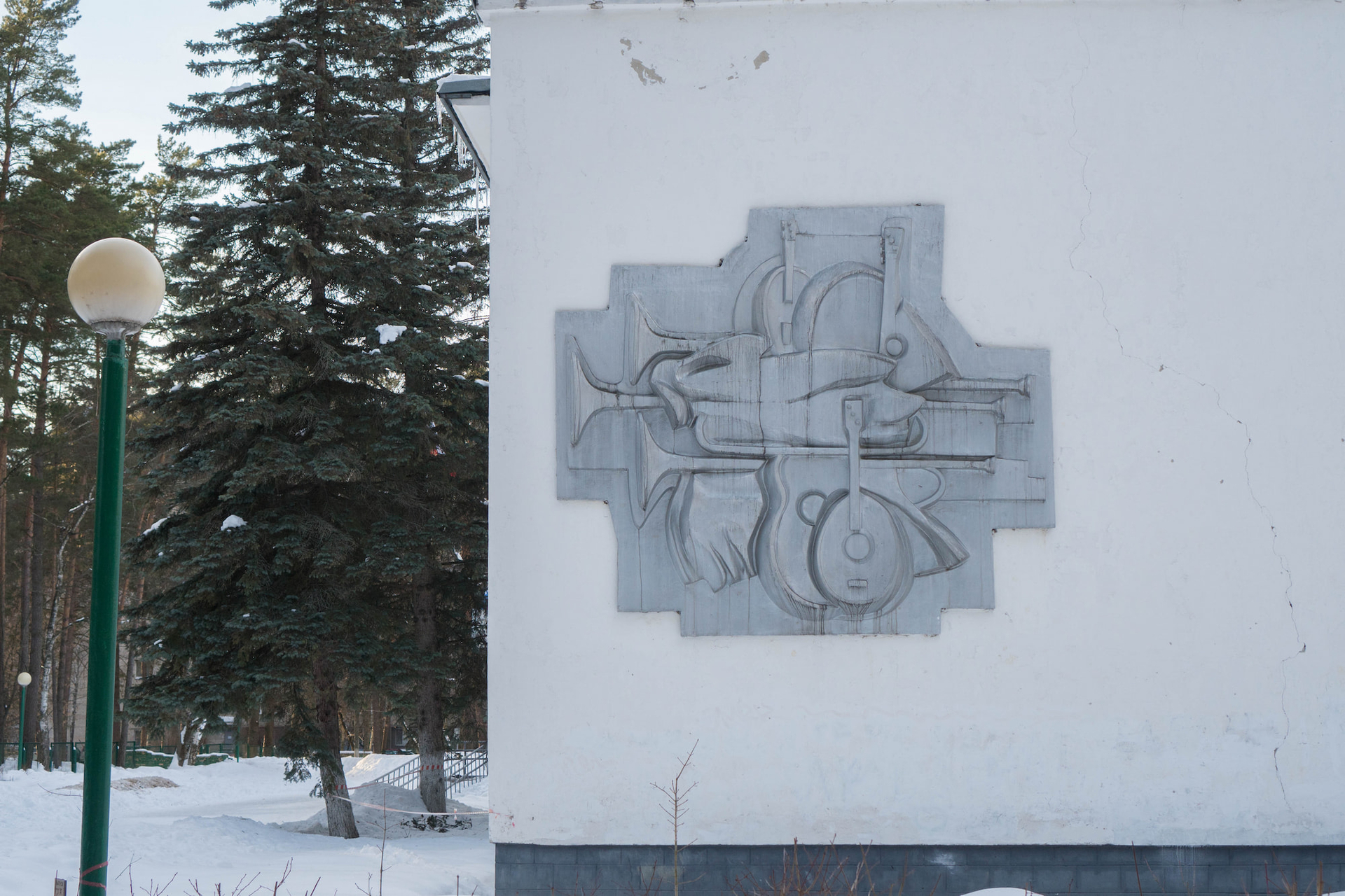 Барельеф «По волнам» на корпусе начальных классов школы №2 в Протвино