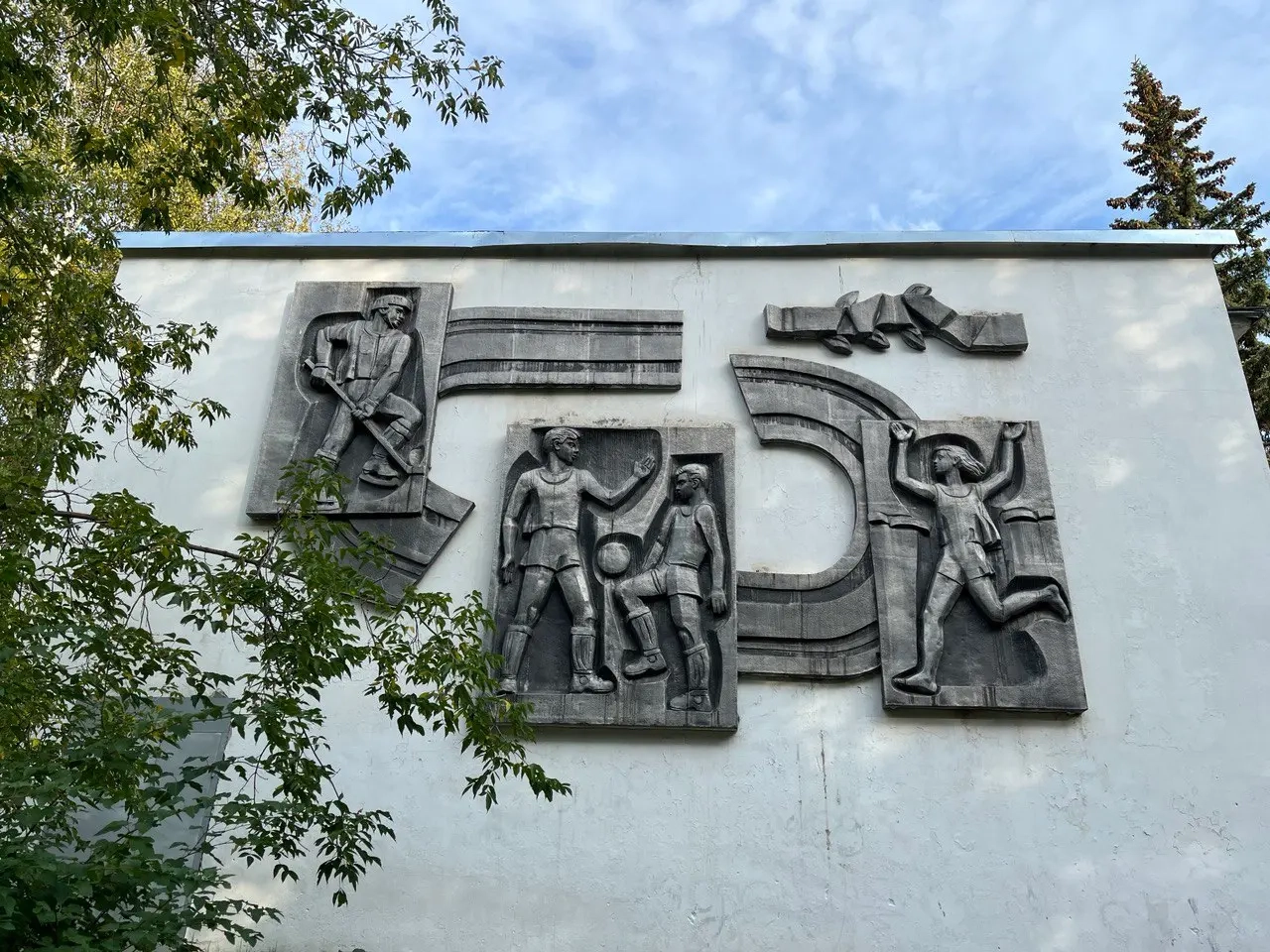 Барельеф на фасаде школы №2 г. Протвино