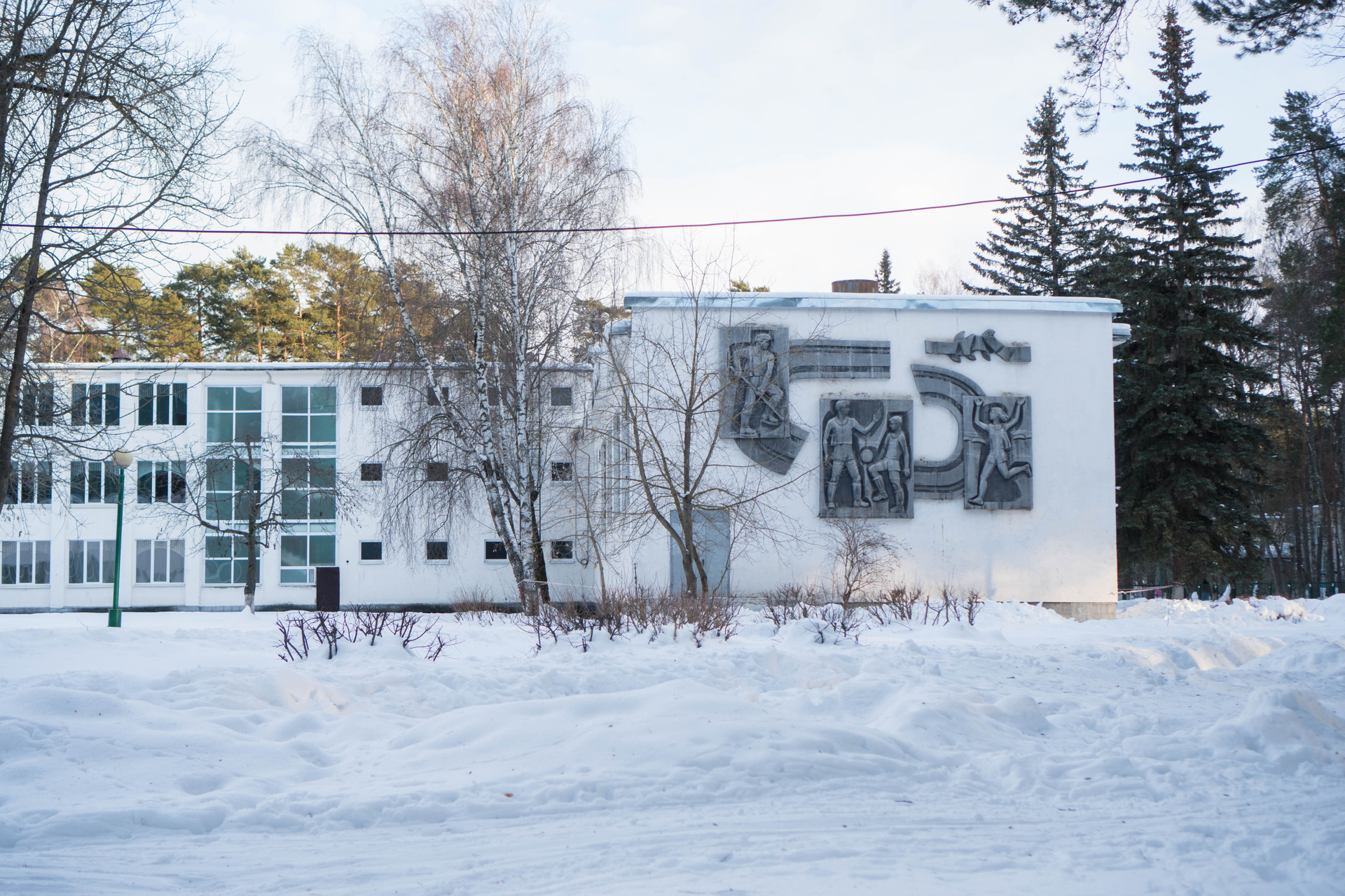 Барельеф на фасаде школы №2 г. Протвино