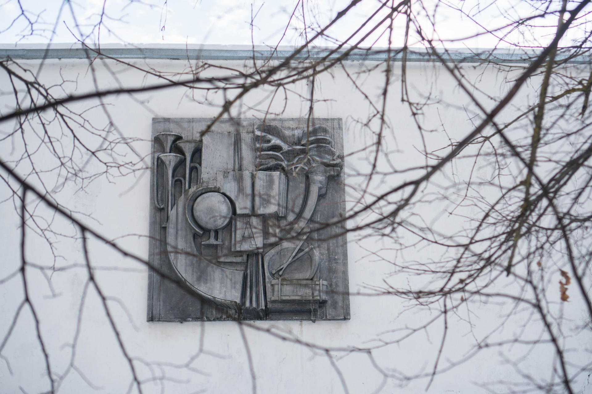 Деталь барельефа «По волнам» на школе №2 в Протвино