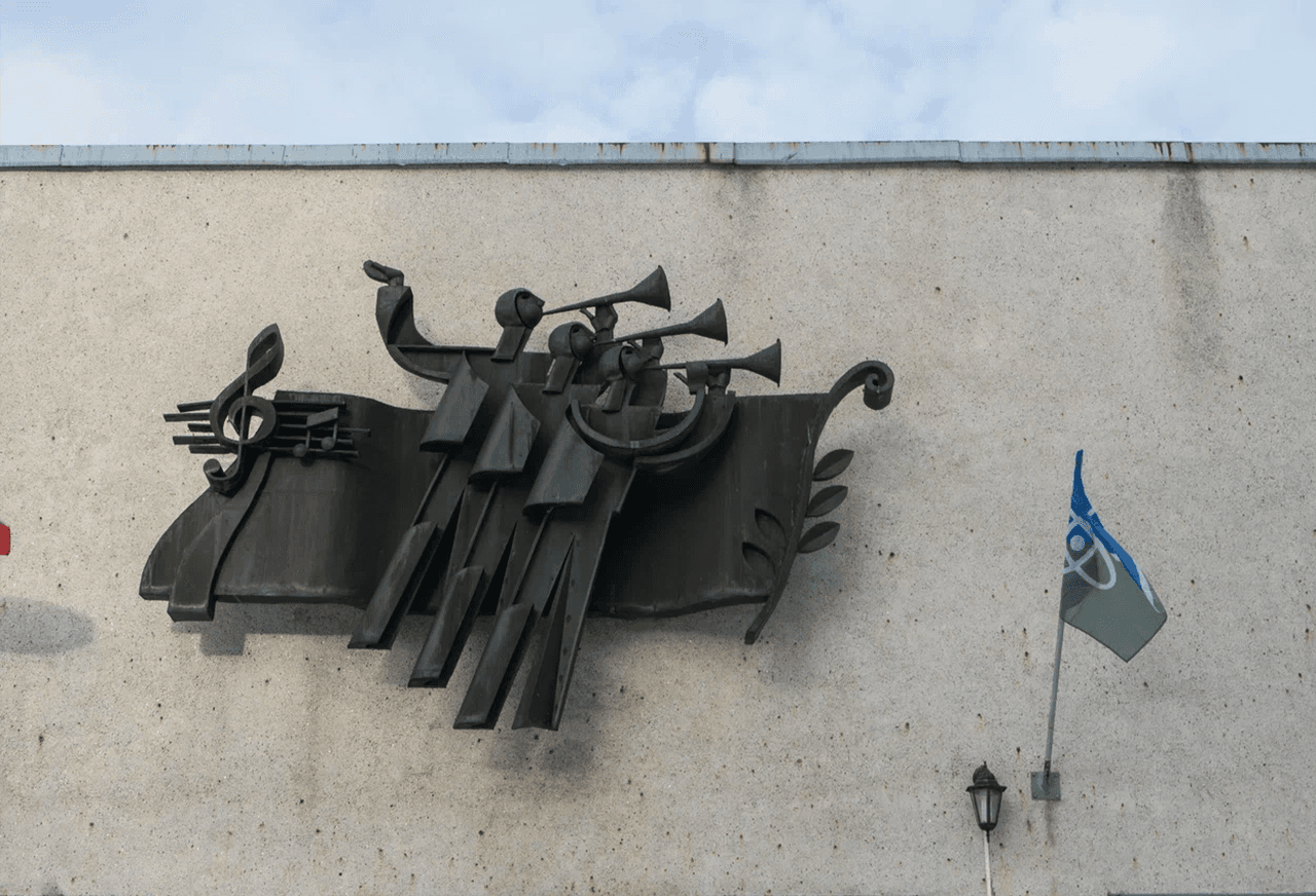 Металлическая скульптура на фасаде Детской школы искусств «Три трубадура», автор Николай Станиславский, г. Протвино