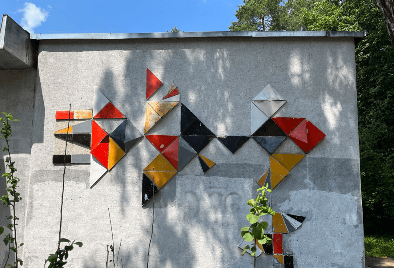 Керамическое мозаичное панно на фасаде Дома учёных ИФВЭ «Букет», автор Любовь Ненашева, г. Протвино. 
